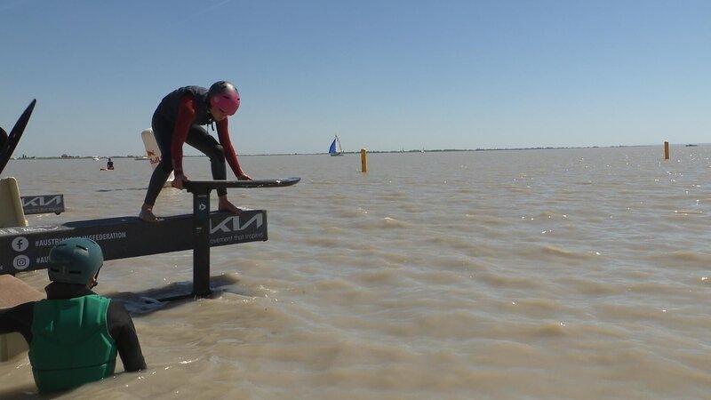 person preparing to use a hydrofoil board for surf – Bild: ATV Eigenproduktionsbild