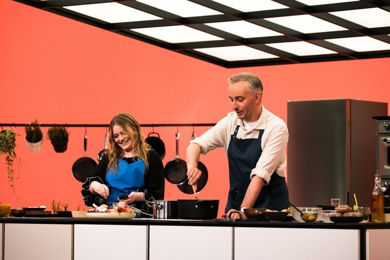 Jan Böhmermann (r.) mit Caro Worbs (l.) in der Sendung „Böhmi brutzelt“ – Bild: Lennart Speer /​ ZDF