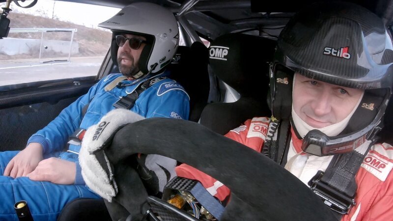 Gerald Fleischhacker stellt sich der Geschwindigkeit im Rallye-SAuto mit Manfred Stohl (in Fuglau, NÖ). – Bild: ORF/​TVfriends
