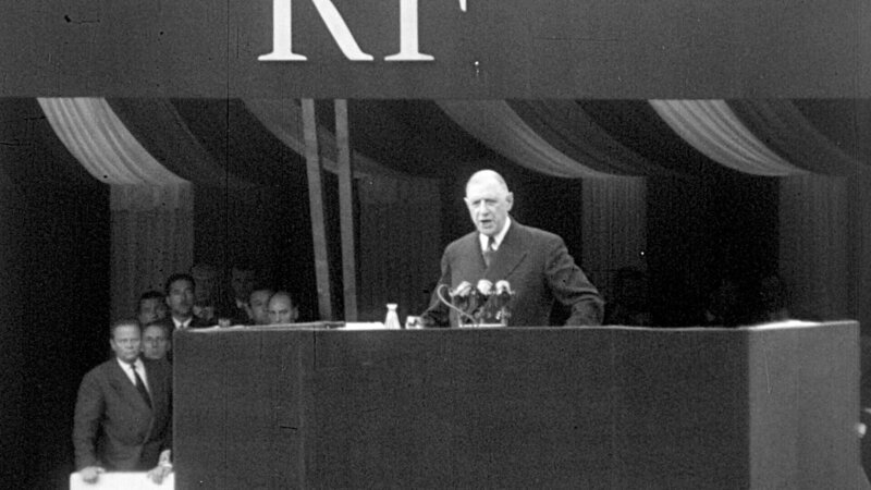 General Charles de Gaulle hält während der Gründung der Fünften Französischen Republik im Jahr 1958 eine Rede. – Bild: ORF/​france.tv distribution/​2P2L /​ French Cancan
