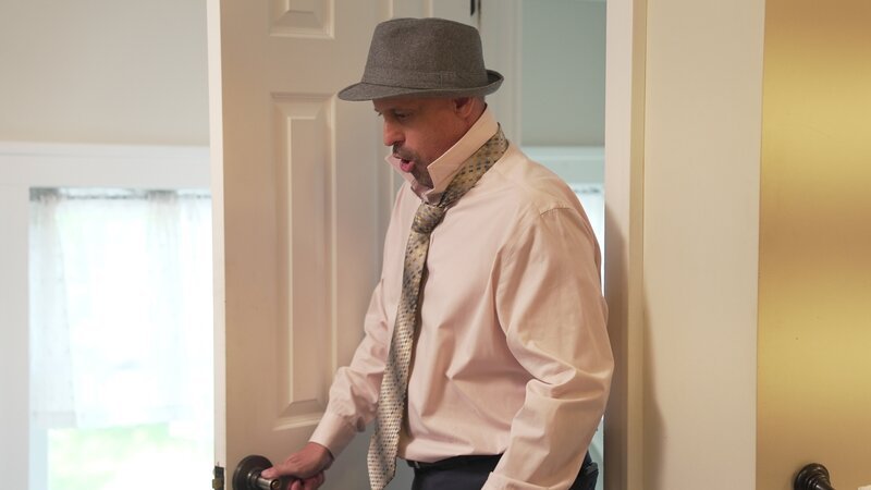 Gino gets ready for his wedding at the venue. – Bild: Warner Bros. Discovery, Inc. or its subsidiaries and affiliates. All rights reserved.