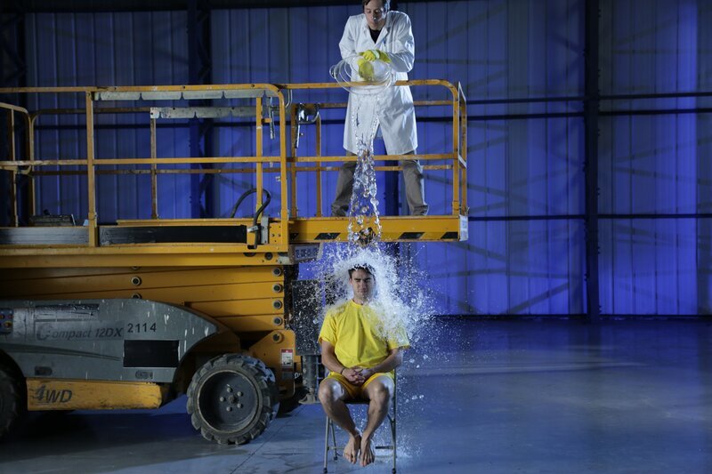 ESSEX, ENGLAND – In the ice bucket challenge Matt Chancellor pours a bucket of ice water from a platform onto Ben Layton’s head demonstrating the center of mass. – Bild: The National Geographic Channel
