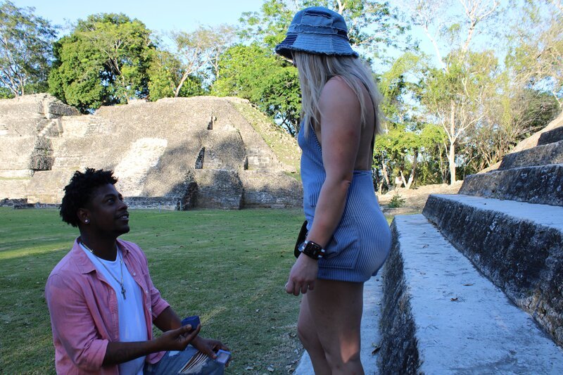 Stig Hutchinson proposes to Aviva Woldman at the Mayan grounds. – Bild: TLC (FINN)
