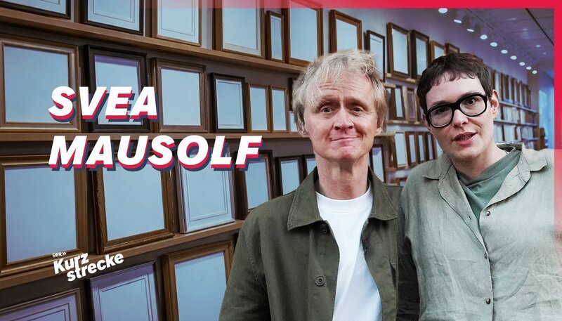 Endlich mal eine Folge mit einem anständigen Rahmen! Pierre M. Krause macht bei Meme-Queen Svea Mausolf aka Sveamaus Visite – neue Einlagen müssen her. Zu viel Drip! Das zeigt auch ihr Musikgeschmack: Für ein Poster von Marianne Rosenberg benötigt sie dringend einen Fotorahmen. Und für den angemessenen Rahmen der Folge gibt es den am Ende auch zu essen. Wir finden: eine mausig gute Folge! – Bild: SWR