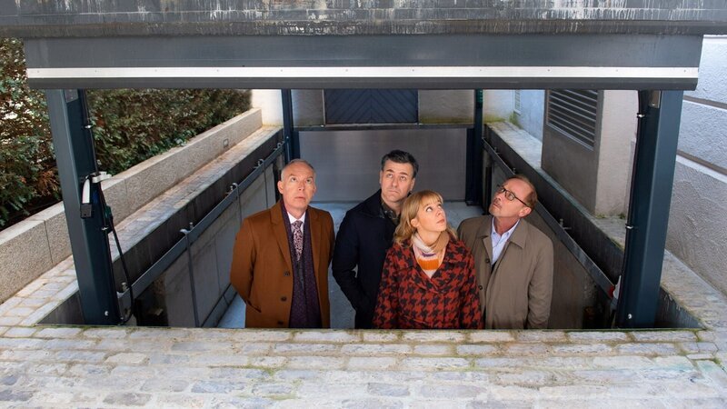 Helmut Zangel (Christoph Süß, l.) und seine Kommissare Harald Neuhauser (Marcus Mittermeier, 2.v.l.), Angelika Flierl (Bernadette Heerwagen, 2.v.r.) und Ludwig Schaller (Alexander Held, r.) begutachten das beeindruckende Anwesen von Dr. Schön. – Bild: ZDF