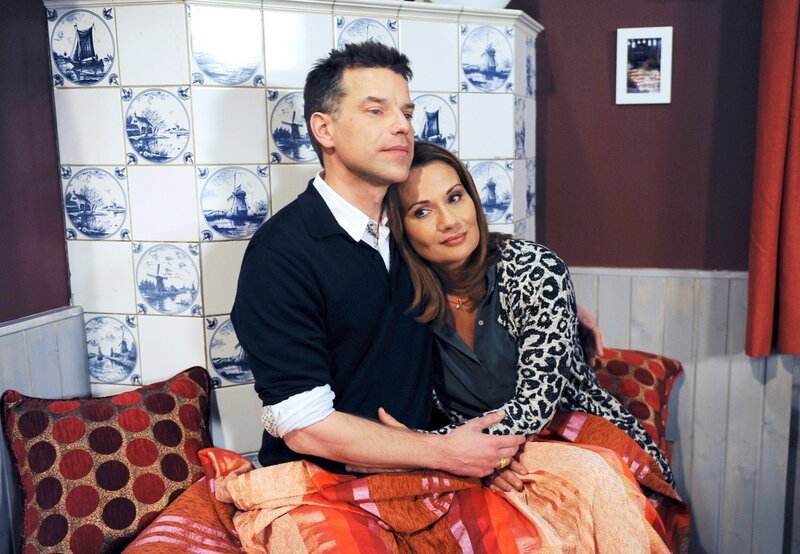 Jana (Jenny Jürgens, r.) genießt es, dass Maurice (Johannes Brandrup, l.) ihr seine Fürsorglichkeit beweist. – Bild: ARD/​Nicole Manthey
