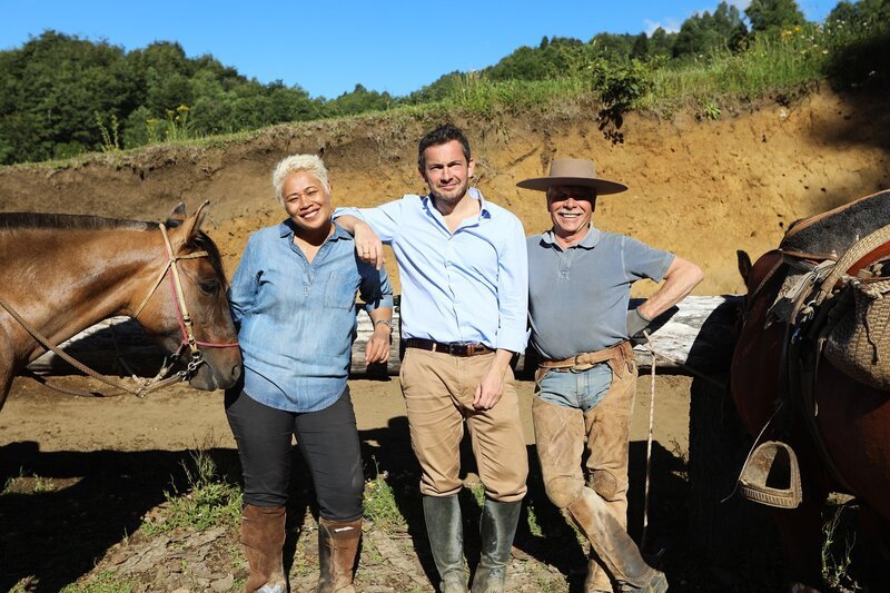 Monica Galetti (links) und Giles Coren (Mitte) geniessen eine Bergtour auf Pferden. – Bild: SRF/​BBC