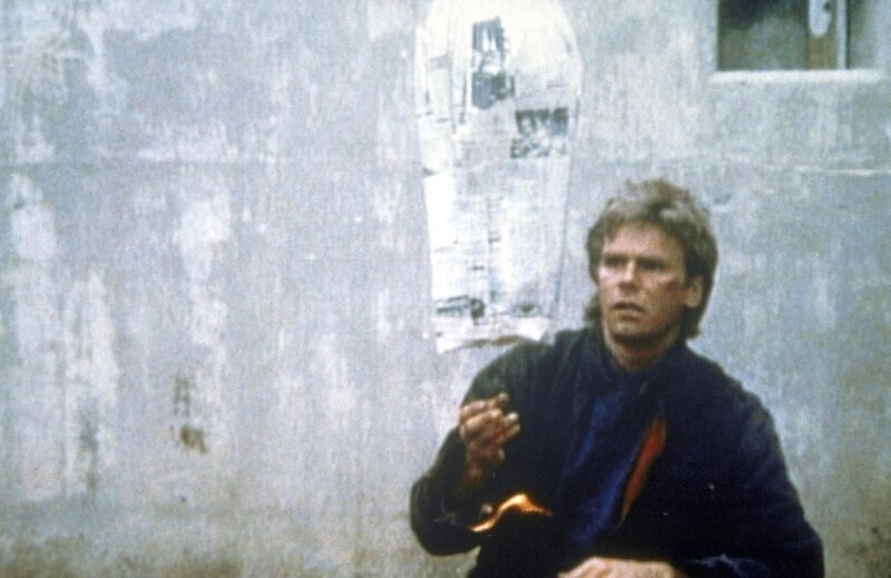 MacGyver (Richard Dean Anderson) lässt seinen Ballon steigen. – Bild: Paramount Pictures Lizenzbild frei