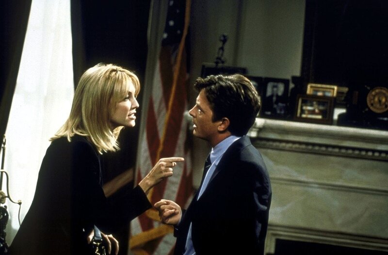 Mit der neuen Wahlkampfmanager Caitlin Moore (Heather Locklear, l.) erlebt Mike (Michael J. Fox, r.) eine Überraschung … – Bild: ProSieben Media AG