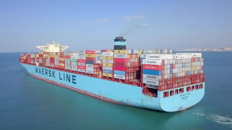 So gut wie jedes Konsumgut wurde per Seefracht transportiert. Doch der CO2-Ausstoß ist gewaltig und übertrifft zum Beispiel den von ganz Deutschland. – Bild: ZDF