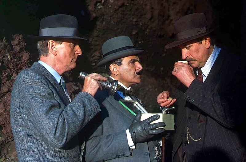 v.l.n.r. Hastings (Hugh Fraser), Poirot (David Suchet, M) und Japp (Philip Jackson) – Bild: WDR/​ITV plc (Granada International)/​Carnival Films