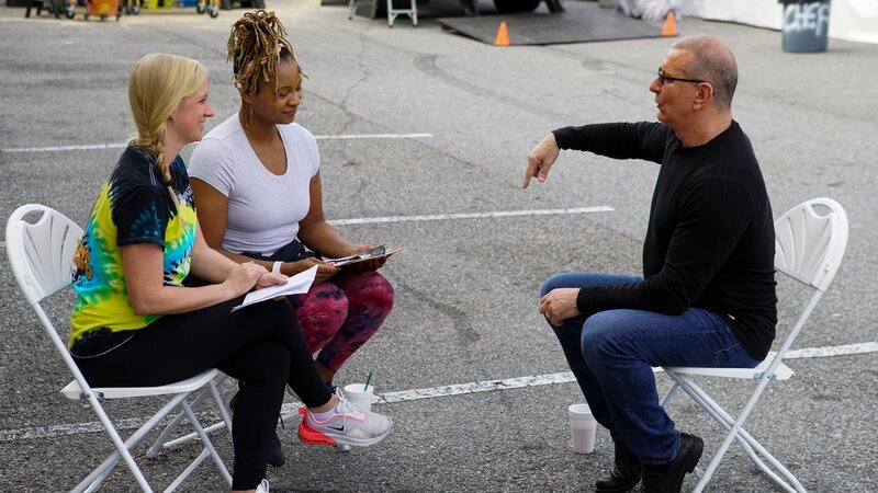 Chef Robert Irvine talks with Brandy Johns and Renesha Reynolds, owners of Moondoggy’s Pizza, outside of the restaurant, as seen on Restaurant: Impossible, Season 20. – Bild: Warner Bros. Discovery /​ Discovery Images /​ IL2002_RI_2002 /​ Discovery, Inc.