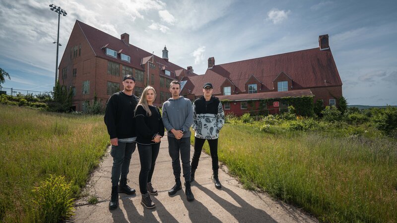 Alex Schroeder, Chelsea Laden, Dakota Laden and Tanner Wiseman at Mid-Orange Correctional Facility, as seen on Travel Channel’s Destination Fear. – Bild: Warner Bros. Discovery, Inc. or its subsidiaries and affiliates. All rights reserved.