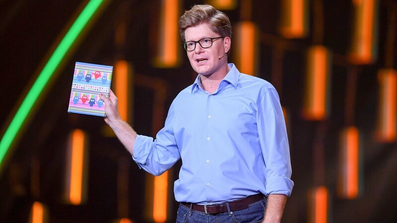 Nach 12 Jahren Schuldienst und dem Nebenjob als Pausenaufsicht befindet sich der Wahlkölner Herr Schröder mit seinem ersten Comedy-Soloprogramm „World of Lehrkraft“, auf großer Live-Tour. – Bild: RTL Zwei