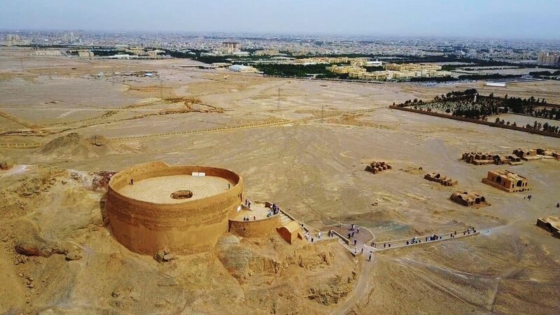 an ancient tower on a hill in Iran – Bild: Pond5