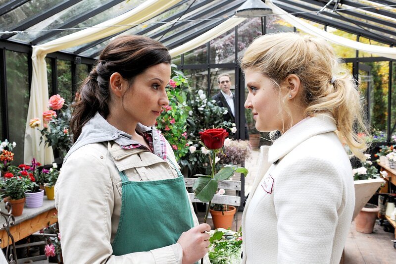 ARD STURM DER LIEBE FOLGE 1673. Xaver (Jan van Weyde, M.) ist verwirrt, als er mitbekommt, wie Kira (Mareike Lindenmeyer, l.) Mandy (Lara Mandoki, r.) scheinbar ihre Liebe gesteht. – Bild: ARD/​Ann Paur