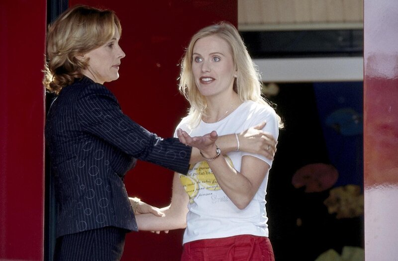 Jelena Kaiser (Noémi Domokos, re.) ist außer sich, als sie von ihrer Mutter Sonja (Sabine Bach) vom Tod ihres Vaters erfährt. – Bild: ORF (FS1/​FS2) /​ ORF2
