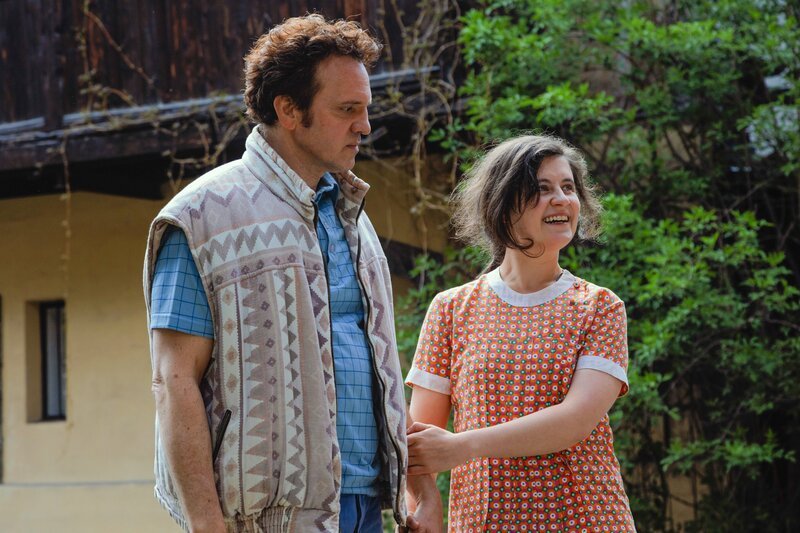 Elfi (Sofia Falzberger) nimmt Sepp (Roland Silbernagl) zu sich nach Hause mit. – Bild: Produktion West /​ ORF /​ Samir Guenaoui