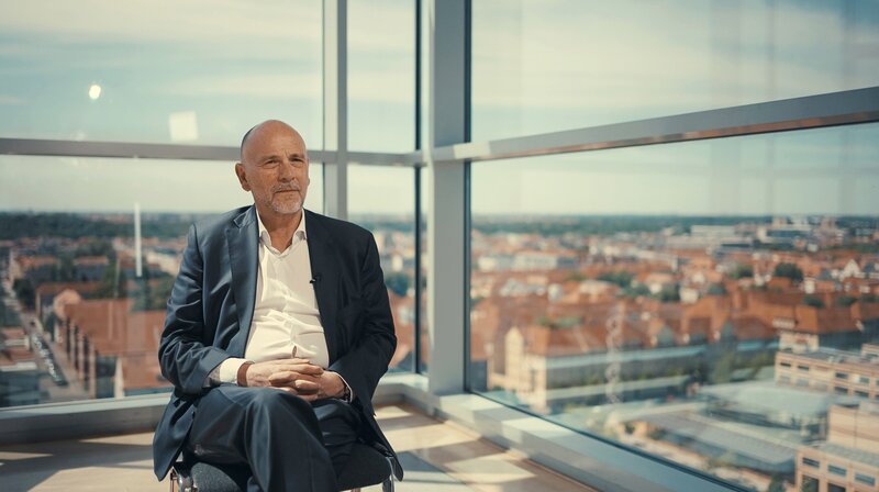 Wirtschaftsexperte Reint Gropp schätzt die Wahlversprechen der AfD als extrem teuer ein. – Bild: MDR/​Q. C. Lotze