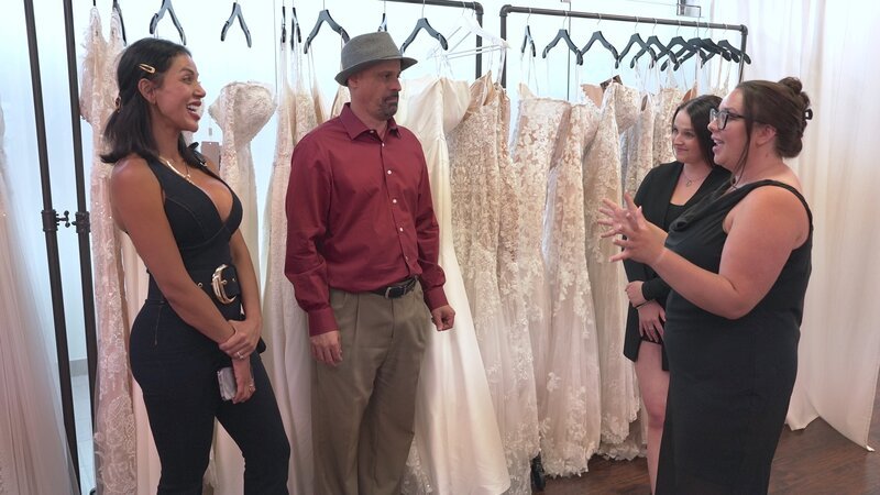 Gino and Jasmine talk with Erica and Kaylie about wedding dress options in a store in Michigan. – Bild: 2023 Warner Bros. Discovery, Inc. or its subsidiaries and affiliates
