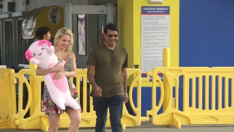 Tony and Vanja Grbic smile while walking around The Fun Spot Orlando. – Bild: Warner Bros. Discovery, Inc. or its subsidiaries and affiliates. All rights reserved.