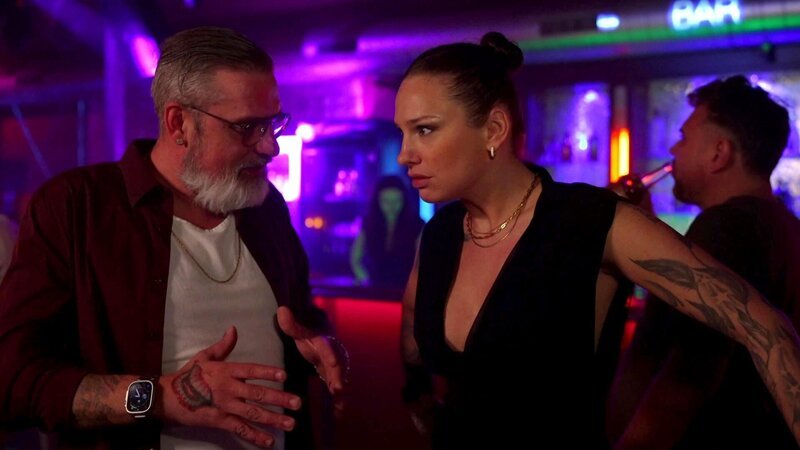 Milla glaubt, in der Club-Branche wegen Piet keine Chance mehr zu haben, als Olivia eine neue Bar entdeckt. Doch statt eines Neustarts wartet nur ein Job als Kellnerin in knappem Outfit – und prompt kommt es zu einer sexuellen Belästigung.; Milla glaubt, in der Club-Branche wegen Piet keine Chance mehr zu haben, als Olivia eine neue Bar entdeckt. Doch statt eines Neustarts wartet nur ein Job als Kellnerin in knappem Outfit – und prompt kommt es zu einer sexuellen Belästigung. – Bild: RTLZWEI