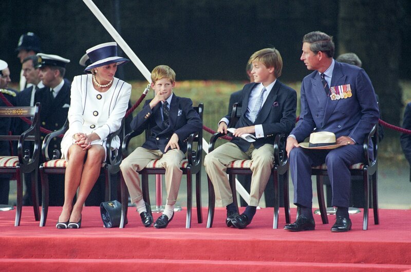 Diana, Harry, William and Charles bei der 50-Jahrfeier des „V-J Days“ (Victory of Japan Day, 1995). – Bild: ORF/​LOOKS Film/​IMAGO/​RK/​Avalon