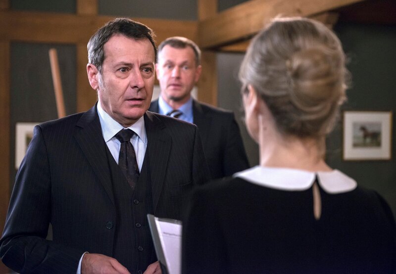 ARD ROTE ROSEN FOLGE 1915, am Donnerstag (05.03.15) um 14:10 Uhr im ERSTEN. Gunter (Hermann Toelcke, l.) ist entsetzt, als Nicoles (Nicole Ernst, r.) Expertise ergibt, dass sein Gemälde kein millionenschwerer Brueghel ist (mit Joachim Kretzer, M.). – Bild: ARD/​Nicole Manthey