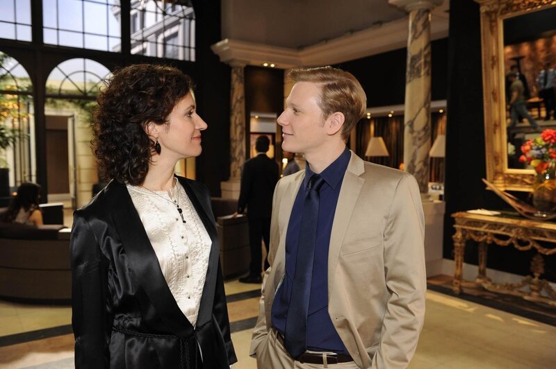 Philip (Philipp Romann, r.) stellt gegenüber Pilar (Justine Hirschfeld, l.) klar, dass er sie durchschaut hat … – Bild: Christoph Assmann