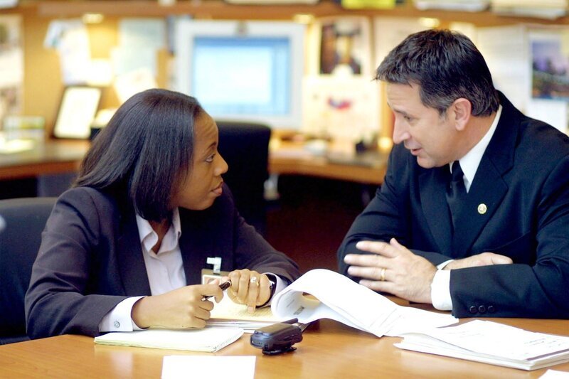 Marianne Jean-Baptiste, Anthony LaPaglia – Bild: PLURIMEDIA (Warner Bros)