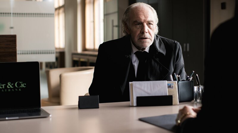 Borchert (Michael Kohlund, li.) braucht Informationen von Helena Ascher (Agnes Mann, re.). – Bild: ORF/​ARD Degeto Film/​Graf Film/​Roland Suso Richter