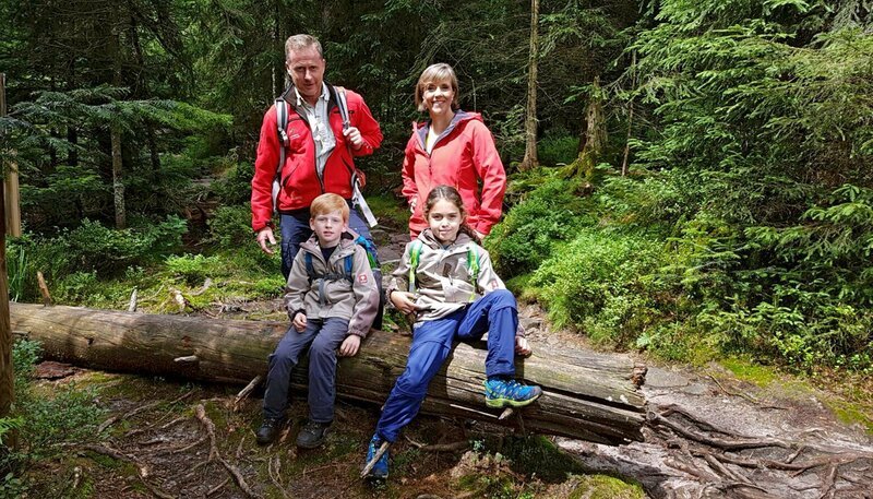 Annette Krause-Schmidt mit dem Nationalpark-Ranger Charly Ebel und zwei Junior-Rangern auf dem Weg zum Wildsee. – Bild: SWR/​Christopher Paul