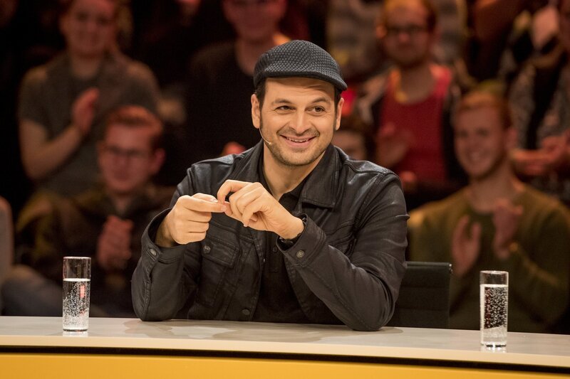 Hat ziemlich viel Spaß bei der Bedeutungssuche: Kaya Yanar … – Bild: SAT.1 /​ Martin Rottenkolber