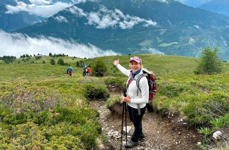 Tamina Kallert macht mit einer buntgemischten Wandergruppe eine Alpenüberquerung entlang des legendären Fernwanderwegs E5. – Bild: Michael Wieseler /​ WDR /​ WDR/​Michael Wieseler