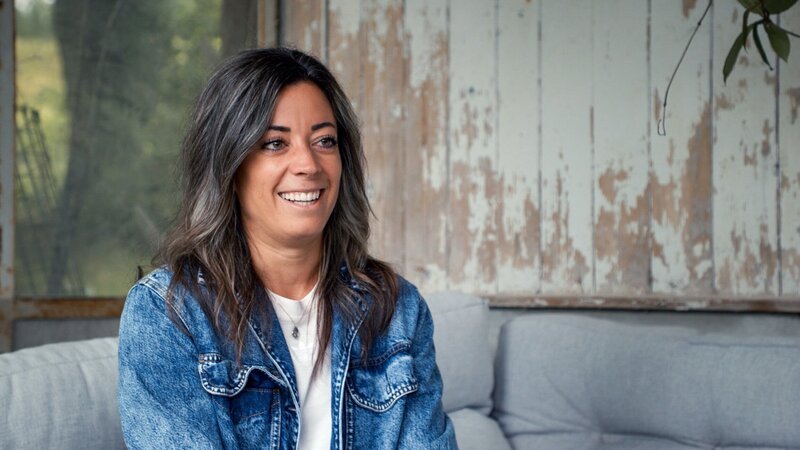 Für immer und WG Streitpunkt: Gartenlounge Folge 2 Sportskanone Nicole zieht in die WG ein und muss sich erstmal an die Wohnform gewöhnen. – Bild: SRF