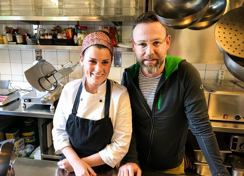 SRF bi de Lüt Wunderland – Val Bedretto TI Staffel 5, Episode 6 In der Küche: Gemeinsam mit der jungen Köchin Martina Morelli, kocht Nik im Restaurant All’Acqua einen Risotto mit Luganighe. – Bild: SRF