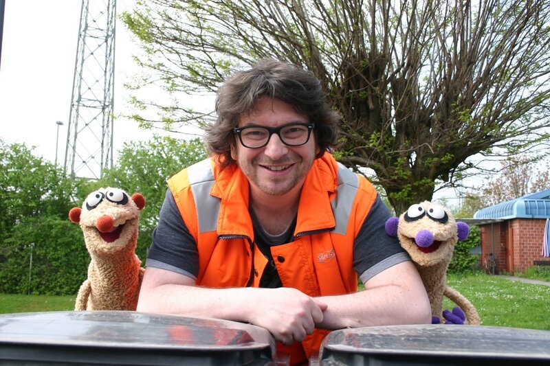 Die Erdmännchen Jan und Henry sind davon überzeugt, dass in Ihrem Vorgarten ein Raumschiff gelandet ist, aber sie treffen auf jemanden anderen … – Bild: rbb/​bigSmile Ent./​NDR/​MDR