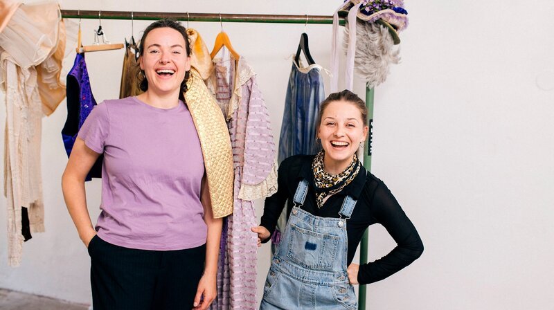 Nina (rechts) und Marina überlegen gemeinsam, was Menschen aneinander schön finden. – Bild: BR/​megaherz gmbh/​Hans-Florian Hopfner