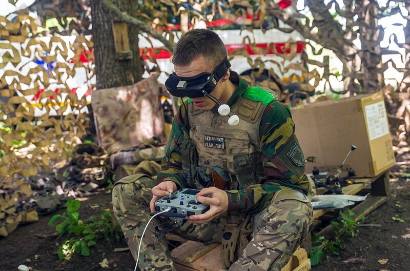 Der Krieg in der Ukraine wird teilweise mit handelsüblichen Drohnen geführt. Sie sind billig, effektiv und tödlich. – Bild: Kobalt Productions