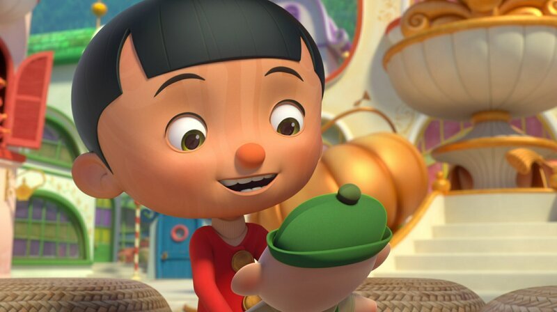 Pinocchio ist begeistert von den Streiche-Gnomen und hätte gern selbst einen. Er leiht sich kurz von Volpek einen aus. – Bild: ZDF/​2021 Method Animation/​Palomar/​ZDF Enterprises All rights reserved