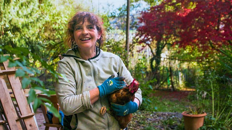 Für immer und WG Fremde Männer im Garten Folge 3 Die Hühner bekommen im neu gestalteten Garten mehr Platz. – Bild: SRF