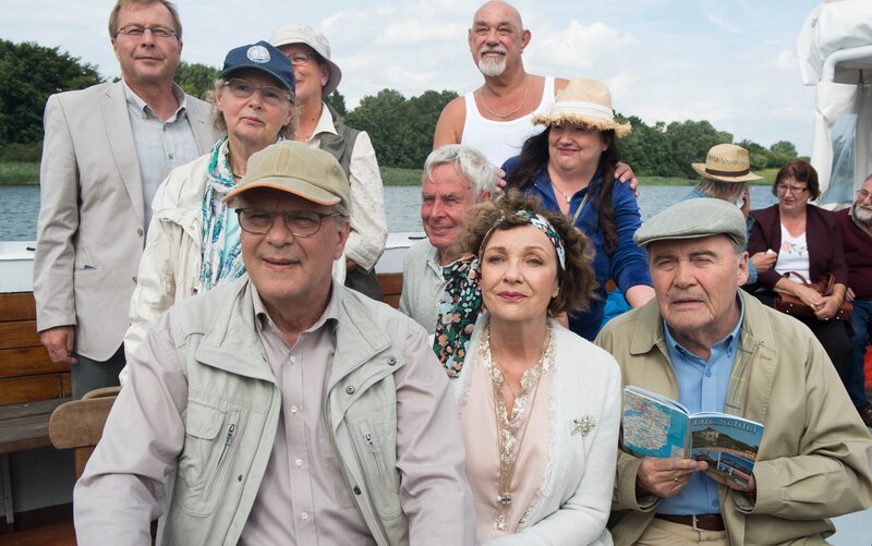 Zusammen mit anderen Gewinnern der exklusiven Reise an die Schlei genießen Heinz (Lambert Hamel, r.), Tante Finchen (Gila von Weitershausen, M.) und Walter (Peter Sattmann, l.) eine Bootstour. – Bild: Marion von der Mehden /​ ZDF und Marion von der Mehden /​ Marion von der Mehden
