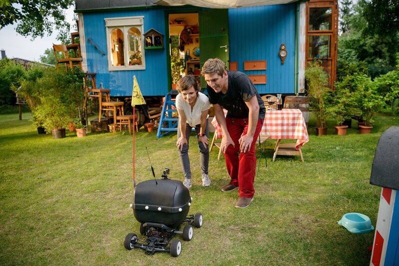 Fritz Fuchs (Guido Hammesfahr, re.) und Pauline (Daniela Preuß, li.) machen mit Schlauto eine erste Testfahrt im Garten. – Bild: ZDF/​Antje Dittmann