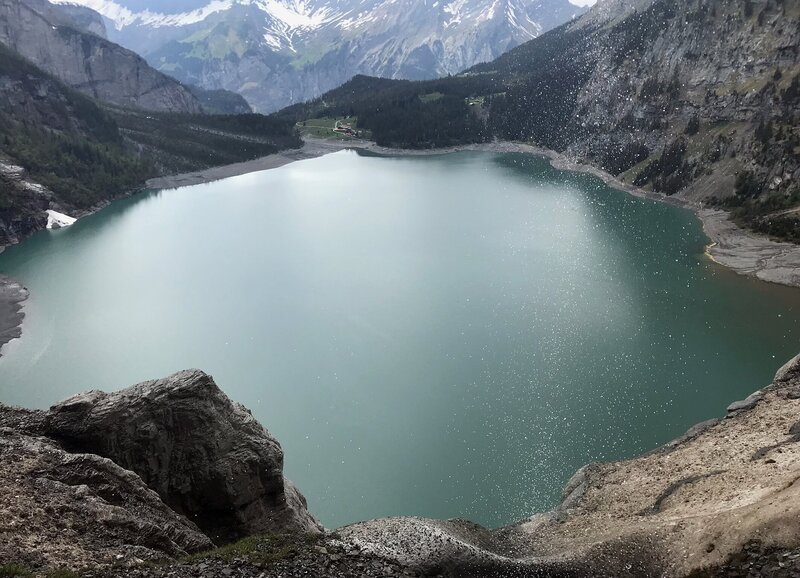 SRF bi de Lüt Wunderland – Kandersteg /​ Gasterntal BE Teil 1 Staffel 7, Episode 5 Blick auf den Oeschinensee aus der Fründenschnur – Bild: SRF