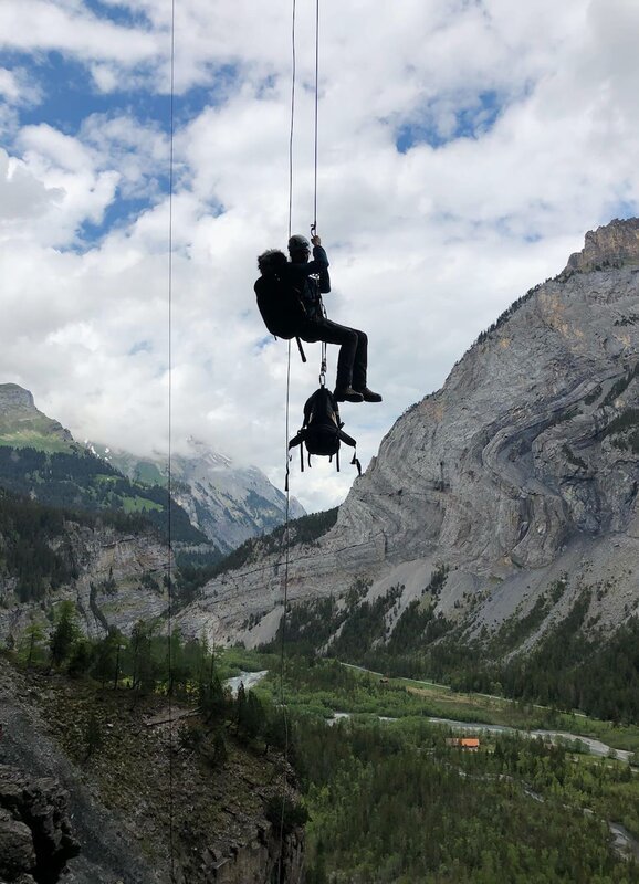 SRF bi de Lüt Wunderland – Kandersteg /​ Gasterntal BE Teil 1 Staffel 7, Episode 5 Tonmann Janosch Röthlisberger beim abseilen aus der Geltenbachhöhle – Bild: SRF