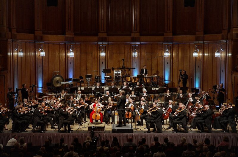 Die Tschechische Philharmonie und Alisa Weilerstein unter der Leitung von Tomá Netopil bei ihrem Gastspiel im bayerischen Bad Kissingen – Bild: Oliver Becker / Oliver Becker Die Tschechische Philharmonie und Alisa Weilerstein unter der Leitung von Tomá Netopil bei ihrem Gastspiel im bayerischen Bad Kissingen – Bild: Oliver Becker / Oliver Becker