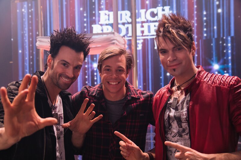Tobi (Mitte) besucht die weltberühmten Ehrlich Brothers bei ihrer Show in Ingolstadt. – Bild: BR/​Hans-Florian Hopfner