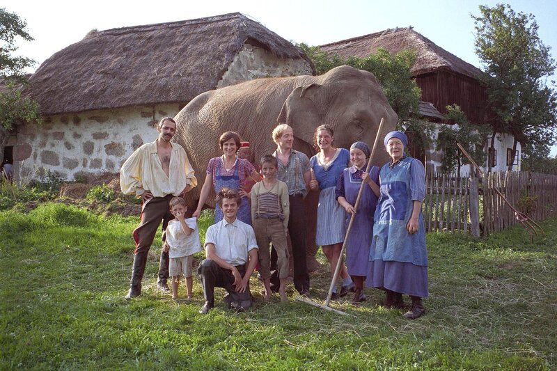 Michael Kreiner (Elefantenwärter), Angela Meyer (Elefantenwärterin), Sophie Rois (Emmy), Simon Schwarz (Lukas), Christoph Gusenbauer (Hirtenbub), Susanne Silverio (Lisbeth), Lars Rudolph (Severin), Kirstin Schwab (Liesl), Julia Gschnitzer (alte Nane). – Bild: ORF/Joe Fish Michael Kreiner (Elefantenwärter), Angela Meyer (Elefantenwärterin), Sophie Rois (Emmy), Simon Schwarz (Lukas), Christoph Gusenbauer (Hirtenbub), Susanne Silverio (Lisbeth), Lars Rudolph (Severin), Kirstin Schwab (Liesl), Julia Gschnitzer (alte Nane). – Bild: ORF/Joe Fish