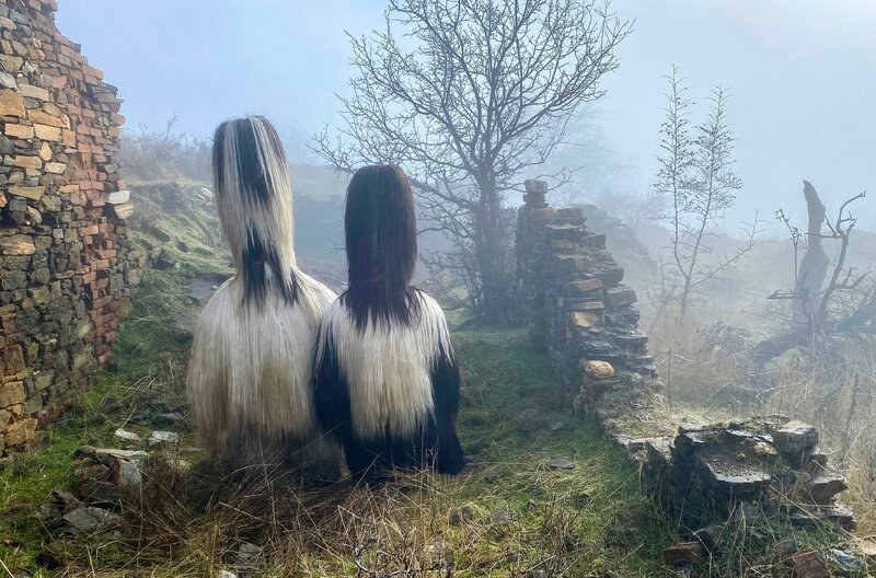 Margaretha Urlachki (re.) zelebriert das Kukeri-Ritual mit ihrem Großvater Vancho (li.). – Bild: MedienKontor/​Roland Wagner
