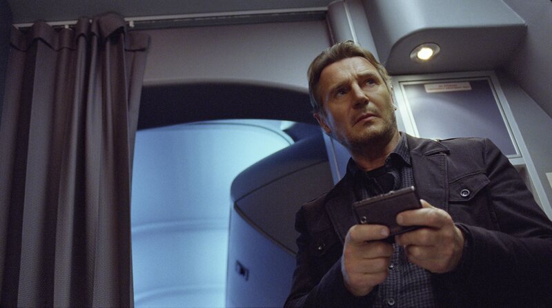 Setzt alles daran, den mörderischen Erpresser ausfindig zu machen und gerät dabei selbst unter Verdacht: Air Marshall Bill Marks (Liam Neeson) … – Bild: TF1 FILMS PRODUCTION S.A.S STUDIOCANAL S.A. / Myles Aronowitz / Myles Ar Setzt alles daran, den mörderischen Erpresser ausfindig zu machen und gerät dabei selbst unter Verdacht: Air Marshall Bill Marks (Liam Neeson) … – Bild: TF1 FILMS PRODUCTION S.A.S STUDIOCANAL S.A. / Myles Aronowitz / Myles Ar